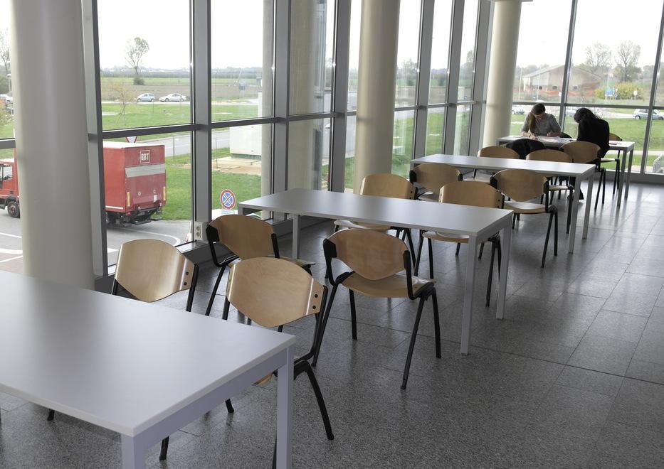 Nuovi tavoli per studenti e visitatori