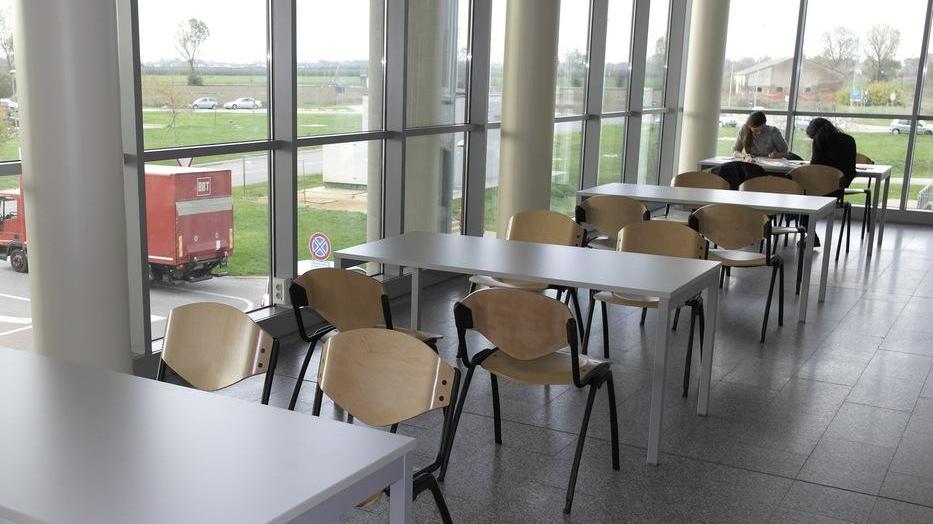 Nuovi tavoli per studenti e visitatori