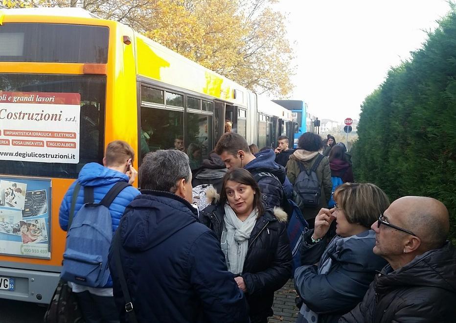 Bus affollati, Tper incontra i genitori e corre ai ripari 