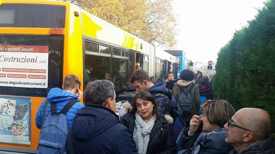 Bus affollati, Tper incontra i genitori e corre ai ripari