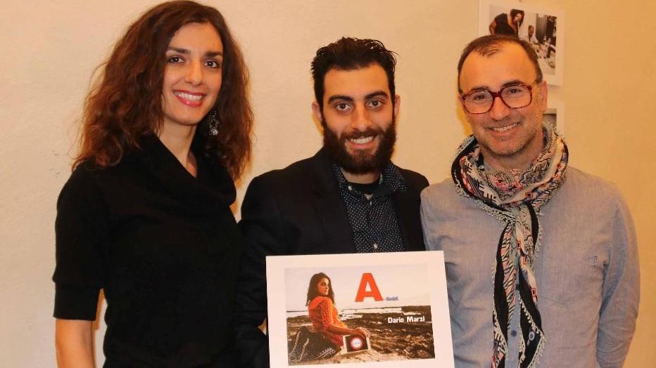 Il fotografo Dario Marzi fra Lara Loreti, giornalista del Tirreno, e Francesco Belais, assessore alla cultura (Pentafoto)