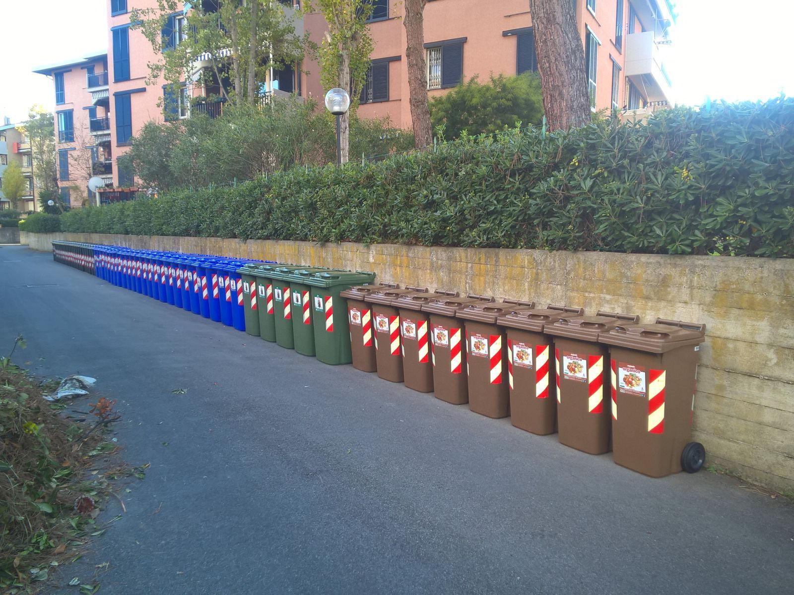 I contenitori per il porta a porta "appoggiati" in una area condominiale (complesso ex Sogema) di Banditella