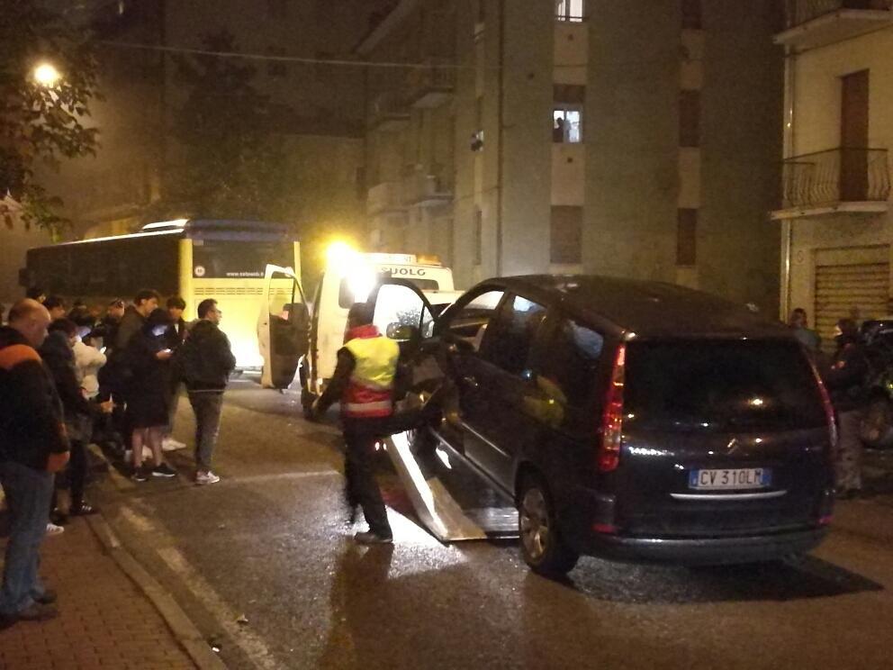 L'autobus e una delle auto coinvolte nell'incidente
