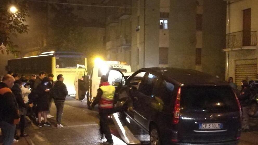 L'autobus e una delle auto coinvolte nell'incidente