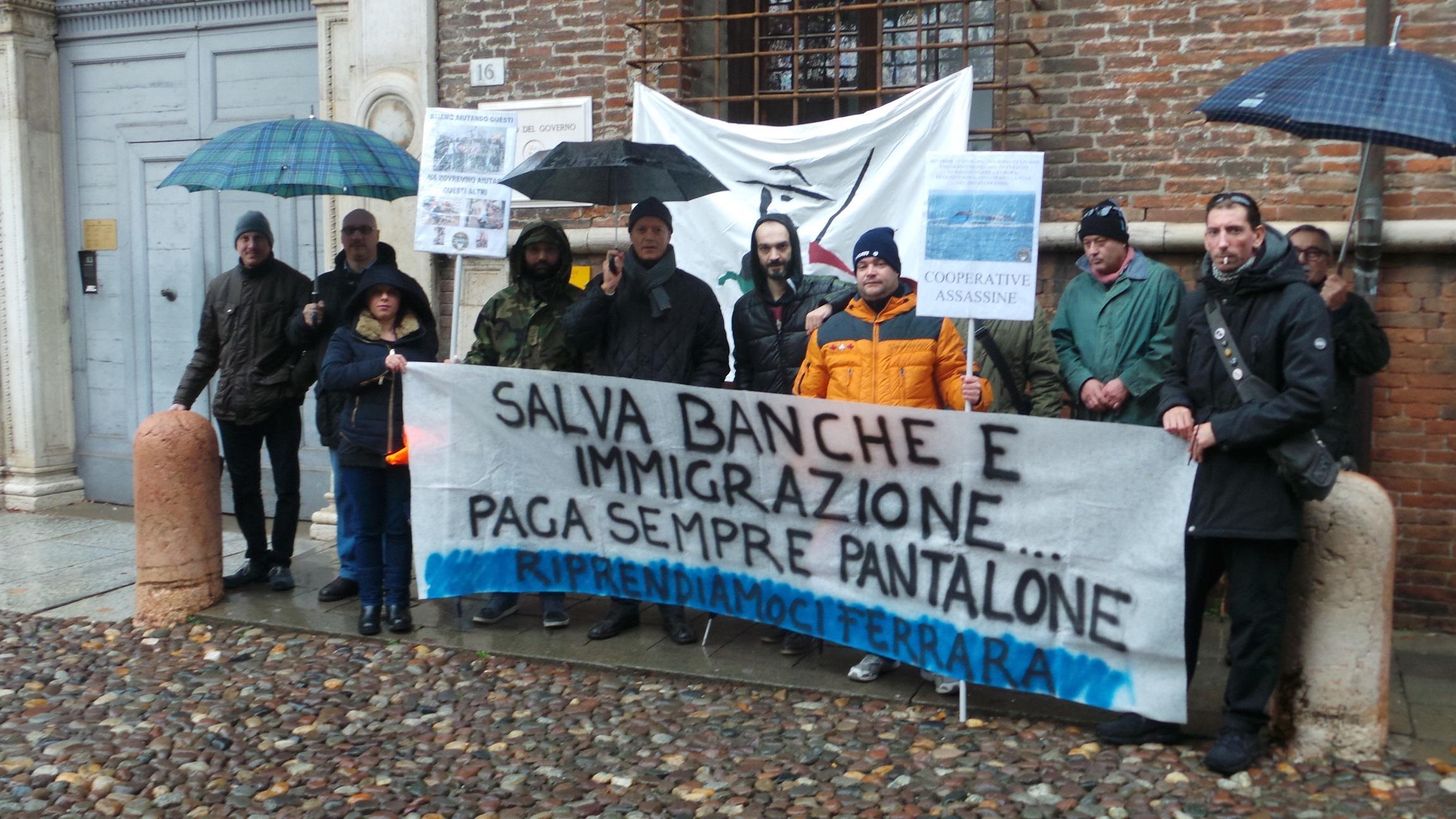 Il sit-in davanti alla prefettura