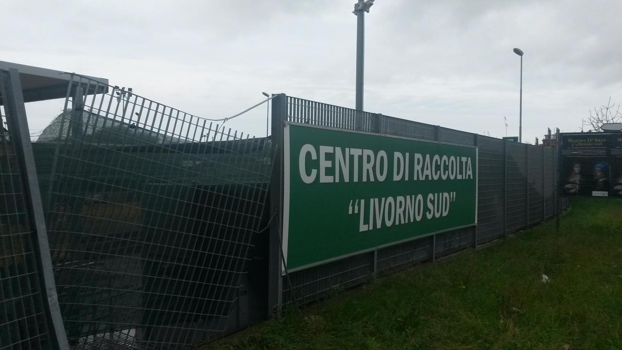 Auto sfonda la recinzione, danni al centro di raccolta Aamps