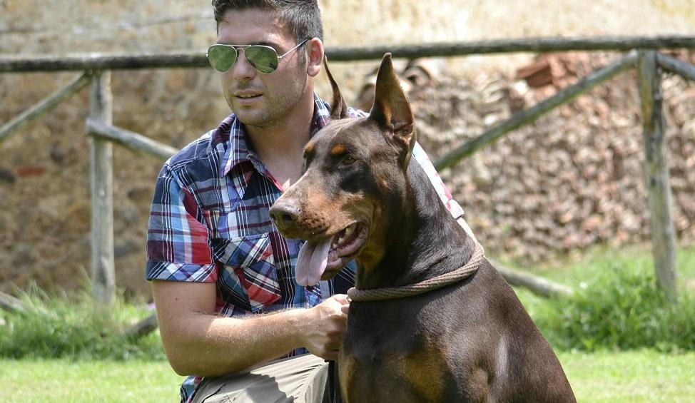 Marco Capecchi con il suo cane, il dobermann Eschilo