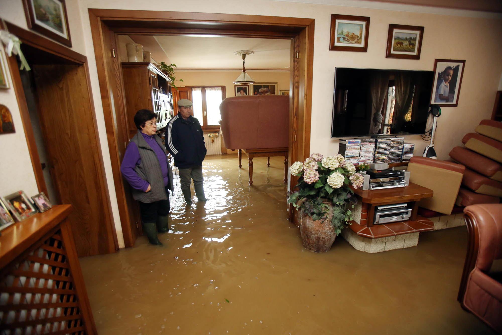 Stanze allagate nell'abitazione della famiglia Manzini a Pittini (foto Nucci)