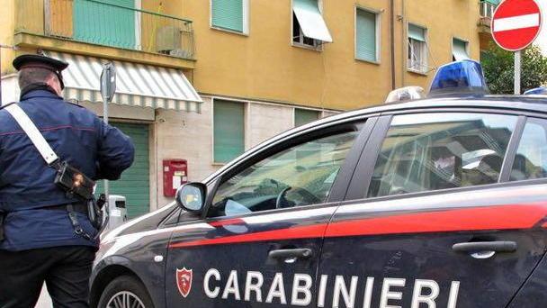 Fa arrestare il ladro, che ha 72 anni