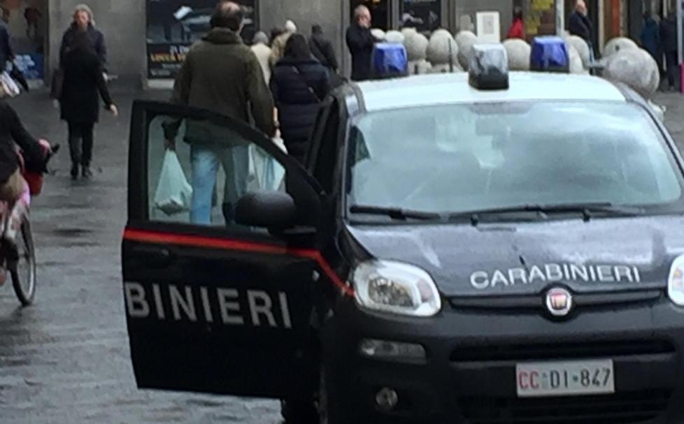Danneggia la porta di una scuola 