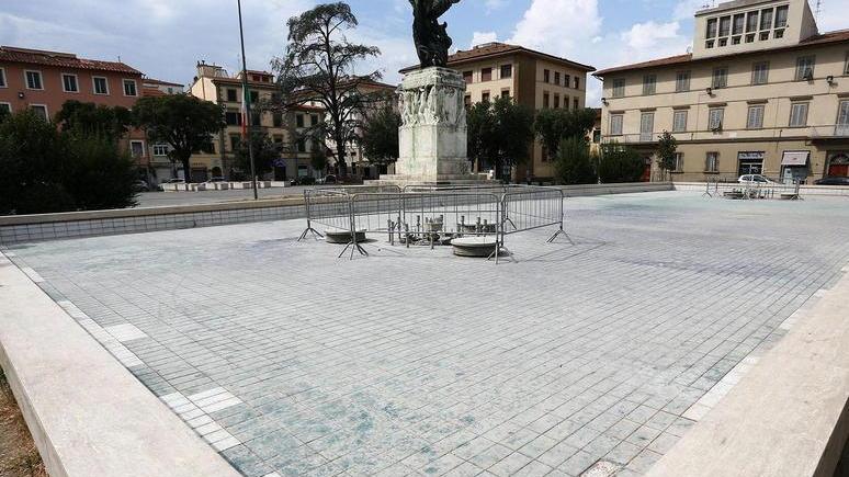 Piazza divisa in due spazi e con i resti delle antiche mura