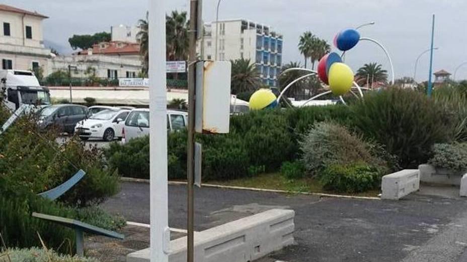 Sparisce defibrillatore del pontile, caccia ai ladri
