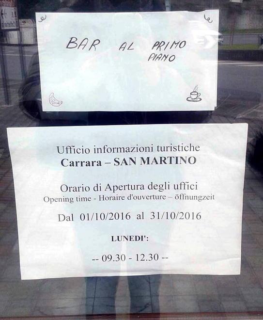 A Carrara l'infopoint  costato quasi mezzo milione è aperto per 3 ore (a settimana) 