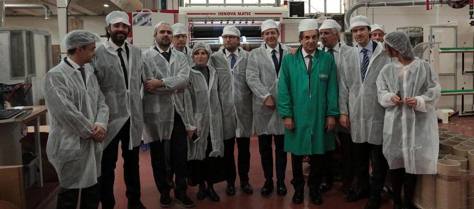 Dà mille euro ai dipendenti se completano gli studi