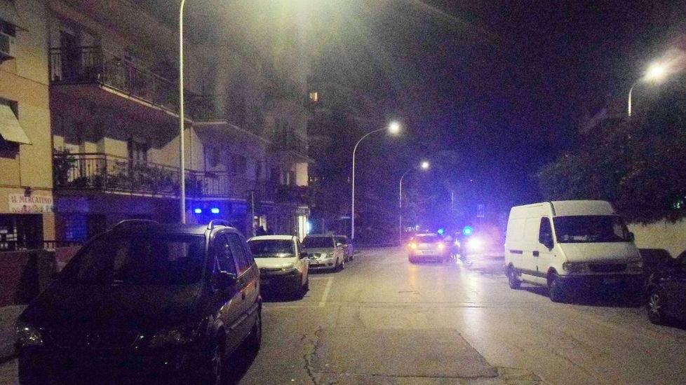 Si schianta in auto e aggredisce gli agenti