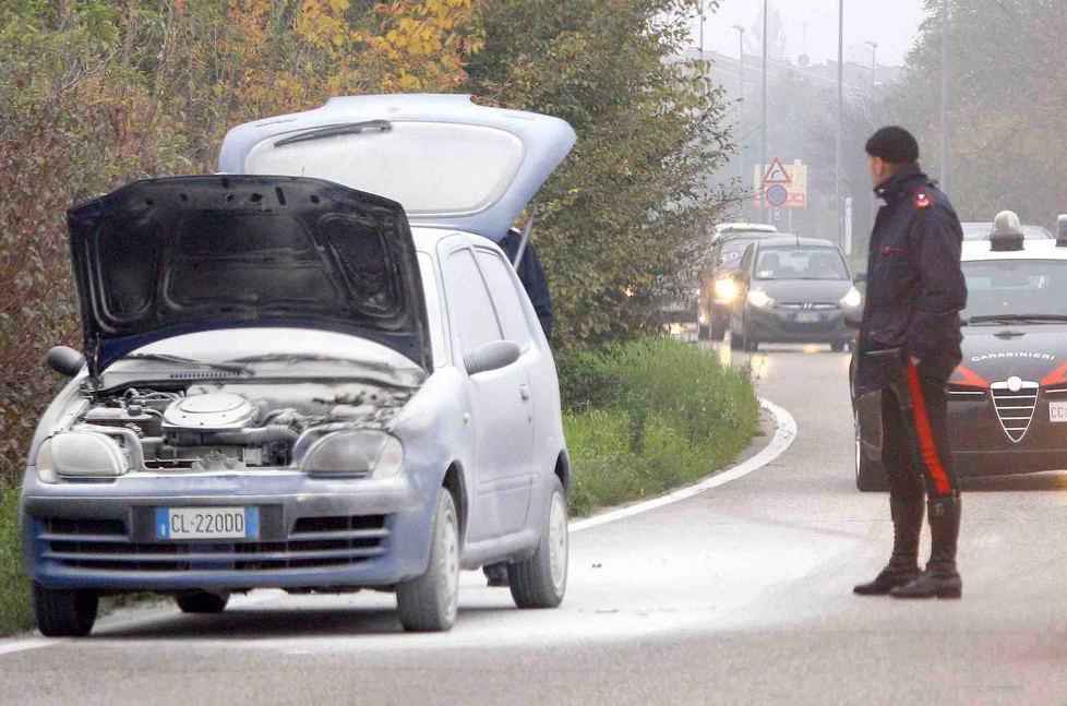 Auto a gpl s’incendia arrivano carabinieri e vigili del fuoco