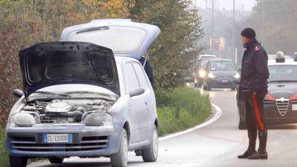 Auto a gpl s’incendia arrivano carabinieri e vigili del fuoco