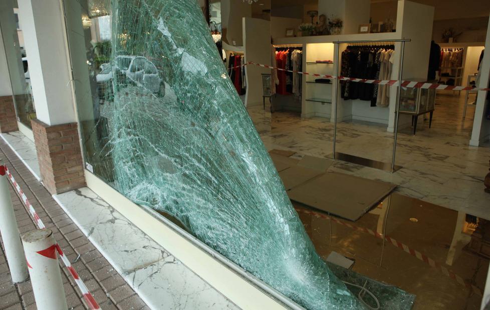 Auto usata come ariete per svaligiare la boutique 