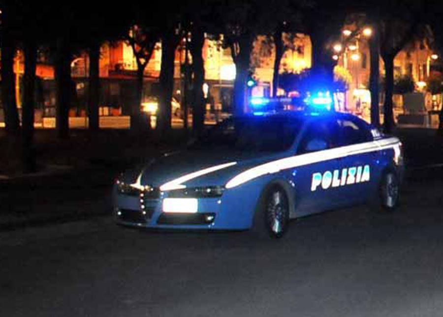 Litigano per il volume alto della musica e lo accoltella