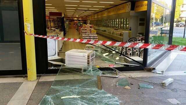 Con il carroattrezzi rubano il bancomat alla Pam