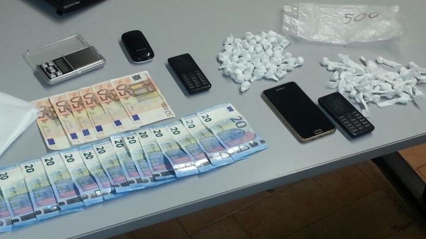 La droga, i telefonini e soldi sequestrati