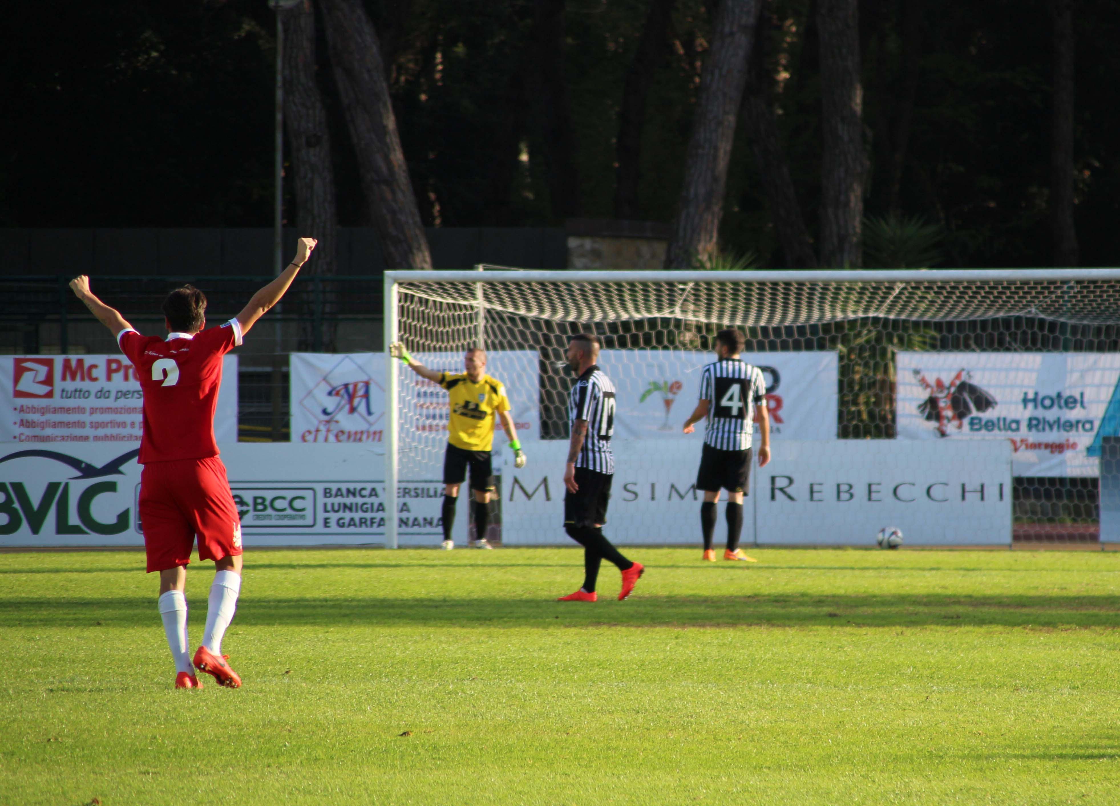 L'esultanza dei giocatori del Grosseto dopo uno dei tre gol (foto Ciurca/Paglianti)