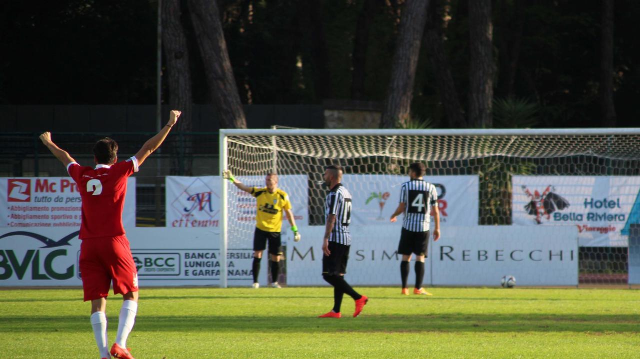 L'esultanza dei giocatori del Grosseto dopo uno dei tre gol (foto Ciurca/Paglianti)