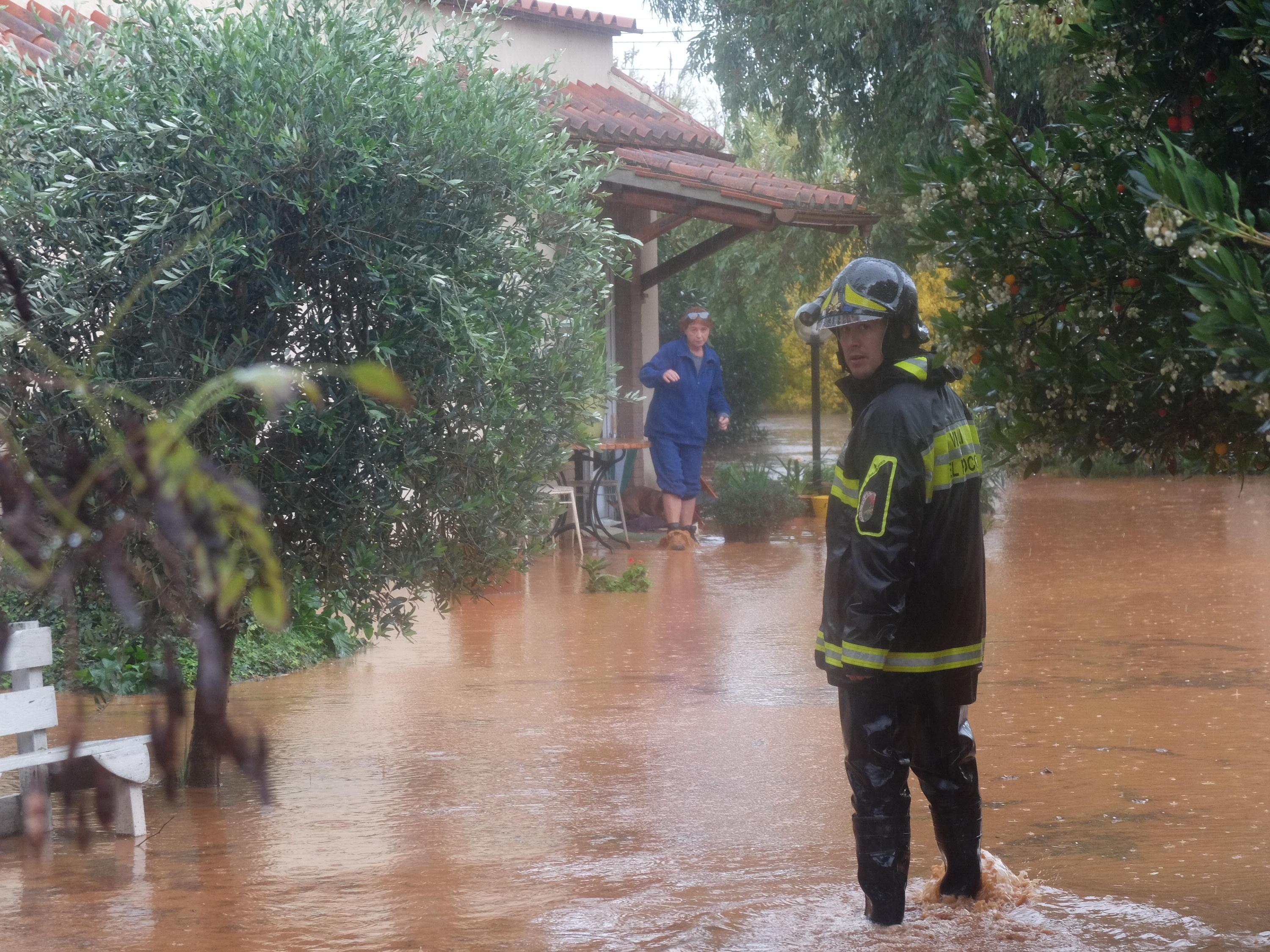 Un vigile del fuoco in una delle case finite sott'acqua per la forte pioggia che si è abbattuta nella zona di Orbetello e Capalbio domenica 20 novembre (foto Enzo Russo)
