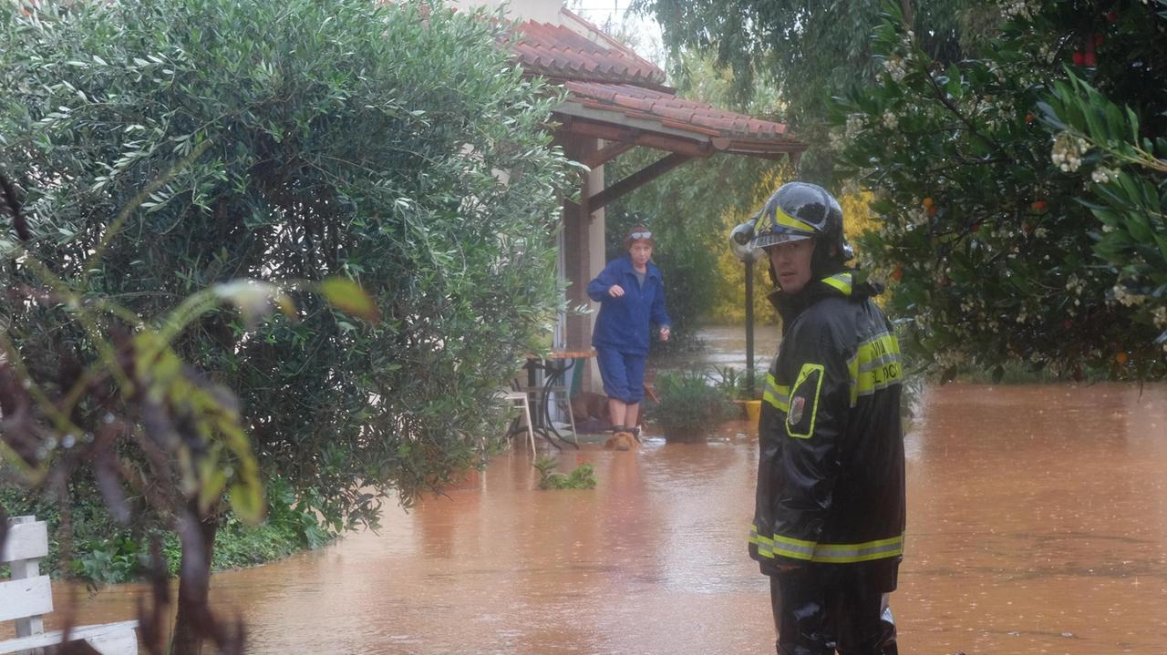 Un vigile del fuoco in una delle case finite sott'acqua per la forte pioggia che si è abbattuta nella zona di Orbetello e Capalbio domenica 20 novembre (foto Enzo Russo)
