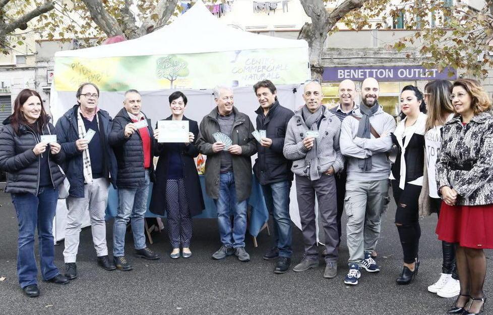 Via agli acquisti in Talleri, debutta in piazza XX Settembre la nuova moneta complementare: comprano anche le assessore 