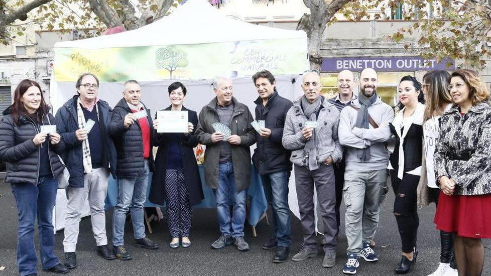 Via agli acquisti in Talleri, debutta in piazza XX Settembre la nuova moneta complementare: comprano anche le assessore