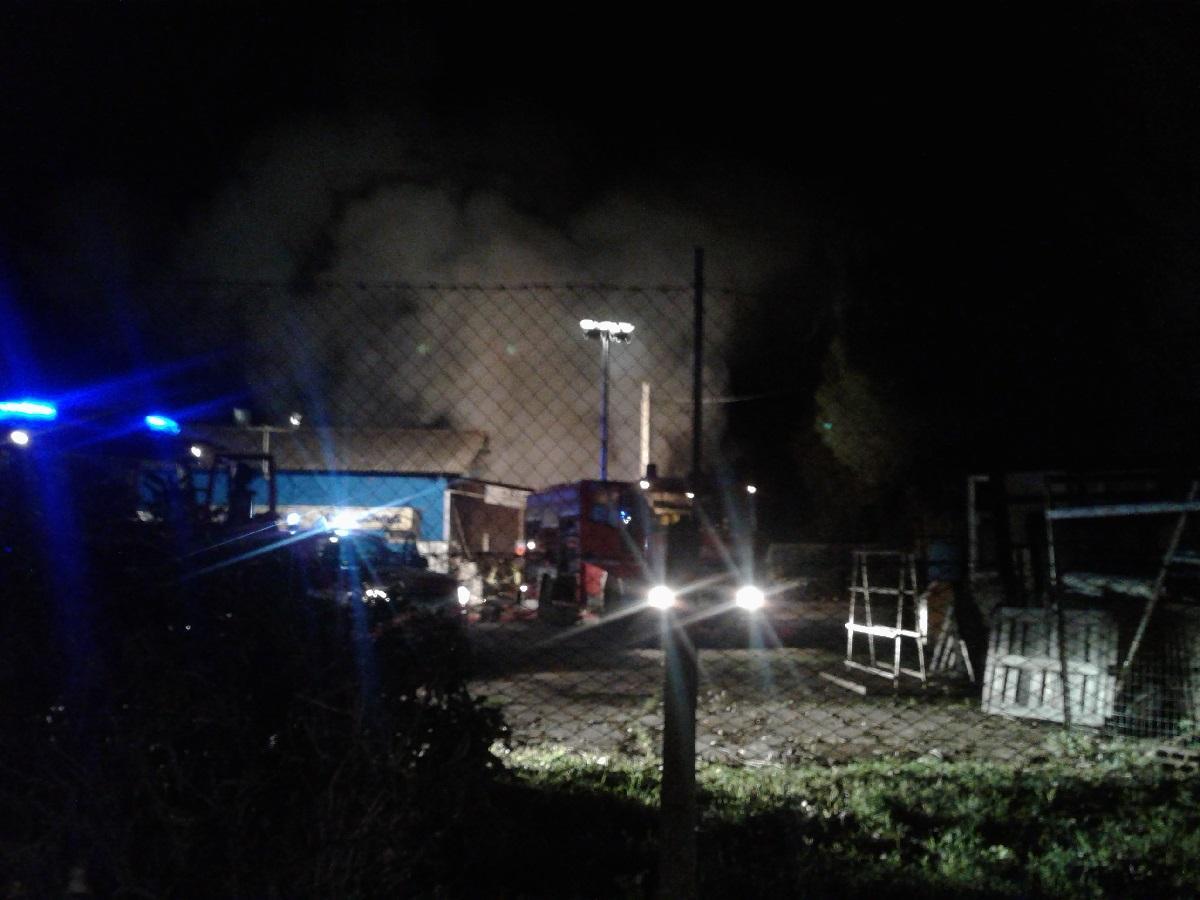 L'incendio nel deposito di pneumatici