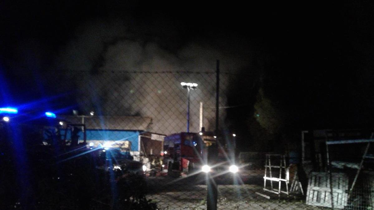 L'incendio nel deposito di pneumatici