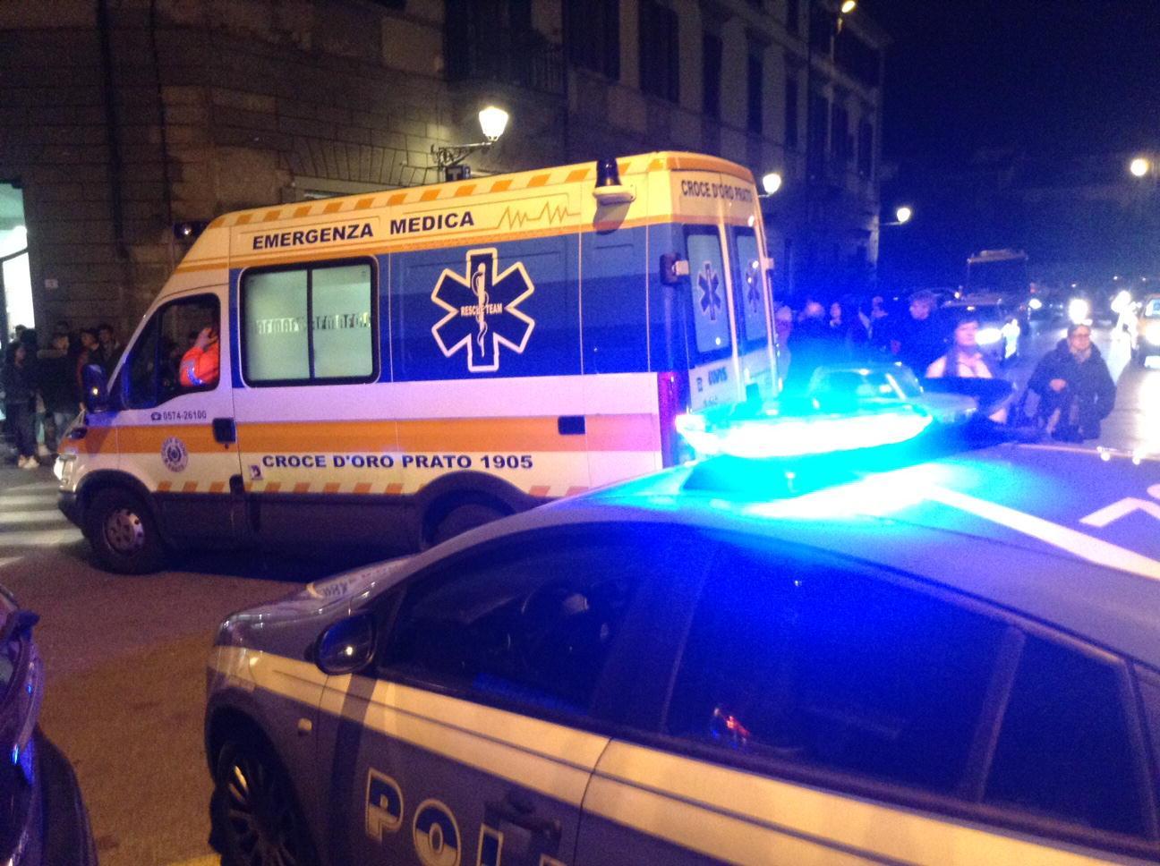 Polizia e ambulanza durante un intervento (foto Batavia)