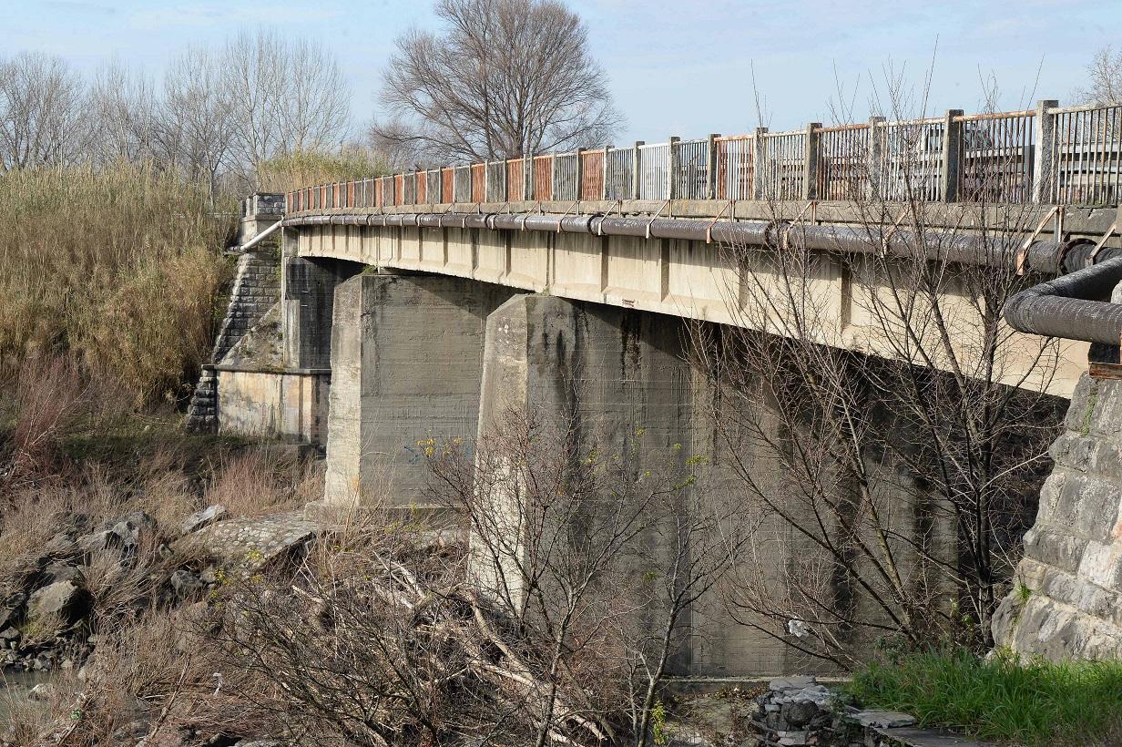 Il ponte sull’Arno di Caprona è a rischio cedimenti ma i lavori non decollano