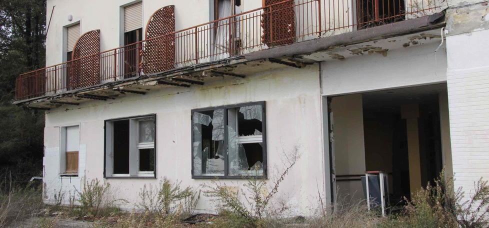Qul che resta del ristorante "La Collina" (foto Batavia)