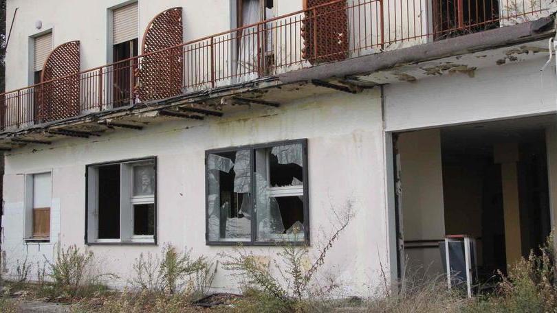 Qul che resta del ristorante "La Collina" (foto Batavia)