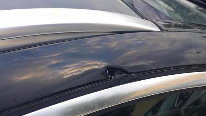 Va in piscina e gli saccheggiano l’auto «Non ci sono cassette di sicurezza»