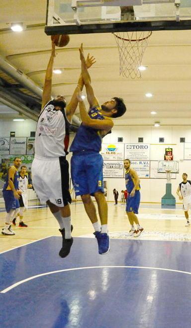 Sul parquet si scivola partita sospesa 