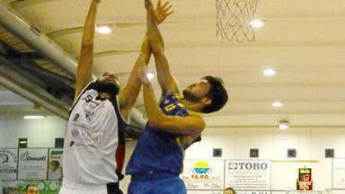 Sul parquet si scivola partita sospesa