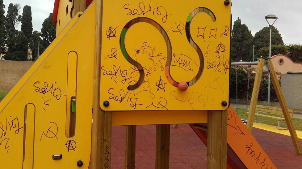 Danni al parco giochi aperto un mese fa 