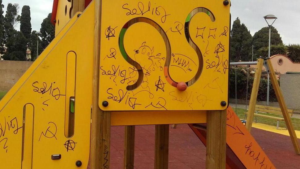 Danni al parco giochi aperto un mese fa