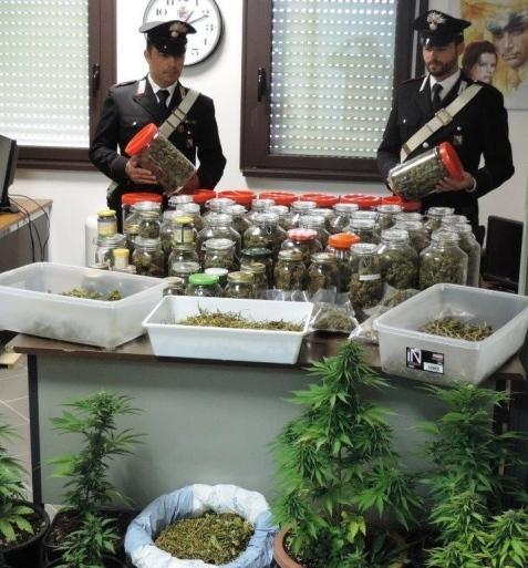 Barattoli di droga dentro l’armadio: arrestato un 35enne 