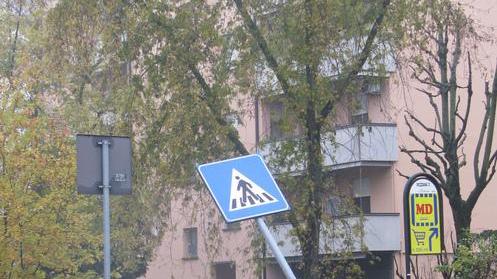 Danneggia il segnale stradale poi se ne va a tutta velocità