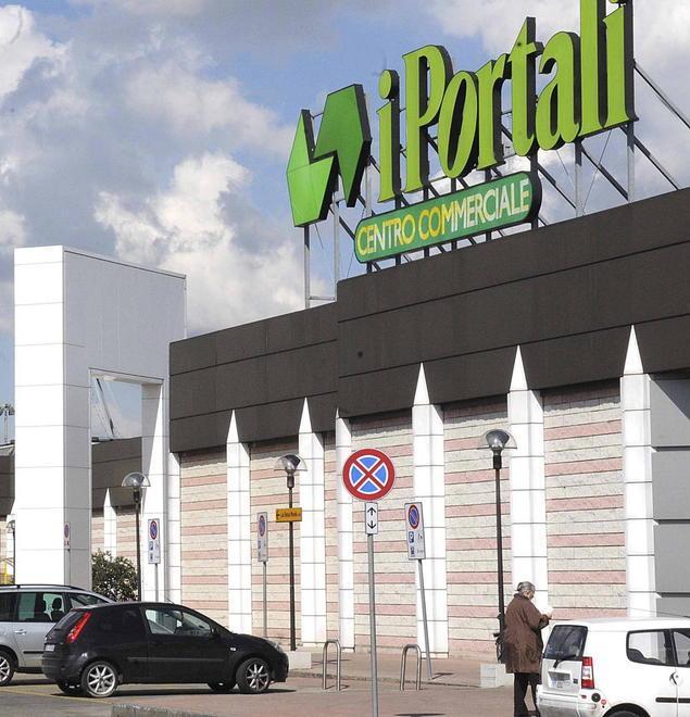 Coppia di taccheggiatori fa “filotto” nei negozi della galleria dei Portali