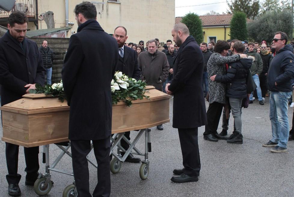 «Addio Nico, ora canterai in paradiso con tuo padre»