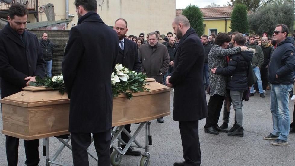«Addio Nico, ora canterai in paradiso con tuo padre»