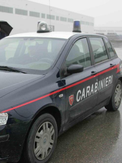 Resta con le dita incastrate nella macchina profilatrice 