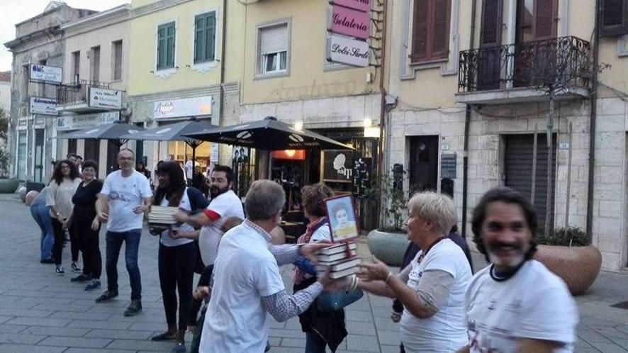 Porto Torres, una catena umana per il trasloco della libreria Koinè