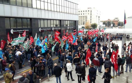 La protesta dei tessili sotto il palazzo di Confindustria